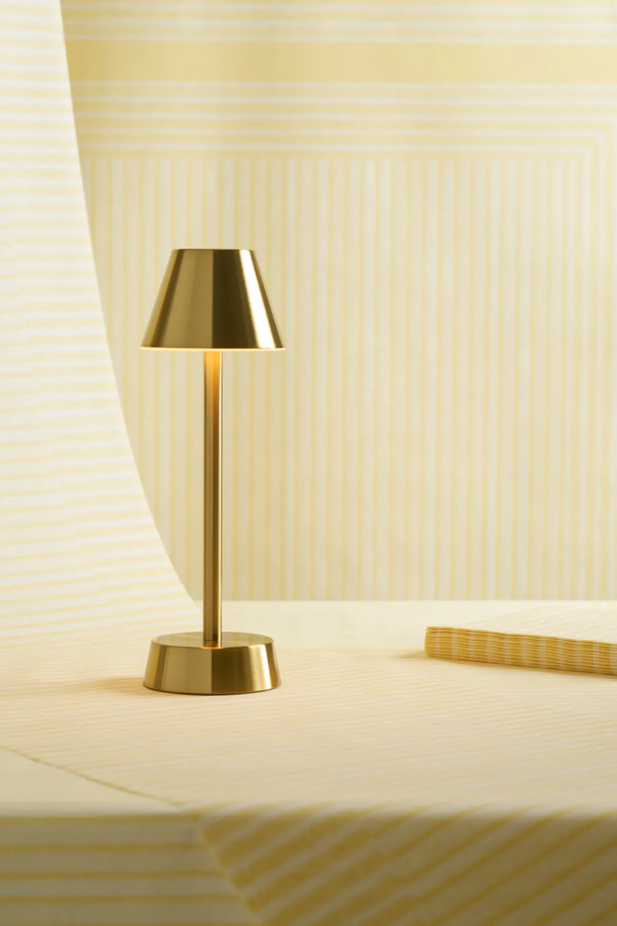 Led Lampen>DUNI LED Lampe kabellos Zelda 32 x Ø 10,3 cm 14 Std. Messing