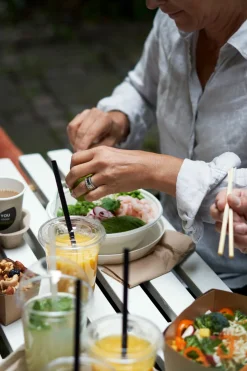 Plastikgläser Und -Becher><noscript><img width=